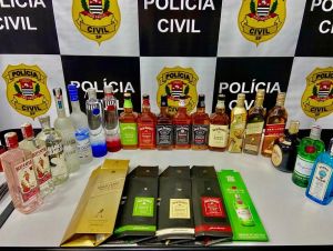 Polícia Civil apreende 114 garrafas de bebidas alcoólicas falsificadas