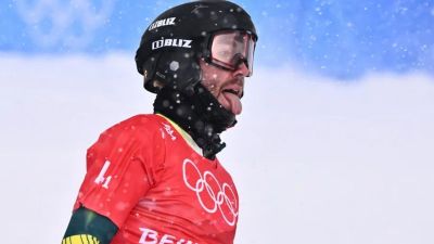 Astro do snowboard fratura pescoço e é levado para hospital de helicóptero