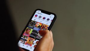 Redes sociais causam polarização e isolamento político em jovens
