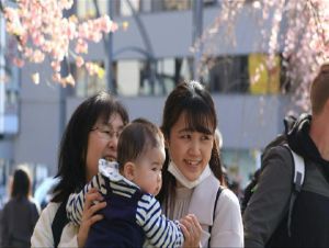 Japão investirá US$ 25 bilhões para promover natalidade