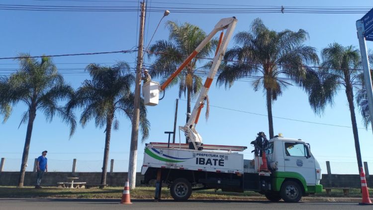 Prefeitura de Ibaté instala luminárias de LED no calçadão do bairro Popular