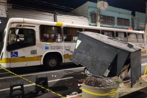 Ônibus do transporte coletivo arrasta carrinho de ambulante e deixa 5 pessoas feridas em Araraquara