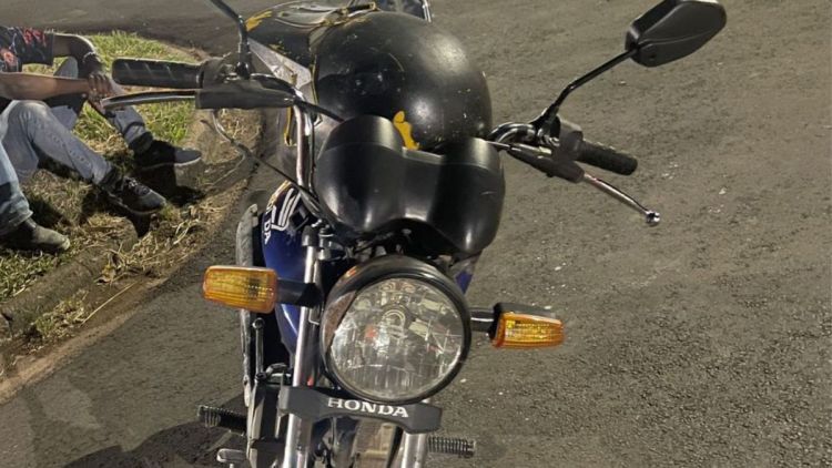Moto na contramão leva polícia a descobrir veículo furtado em São Carlos