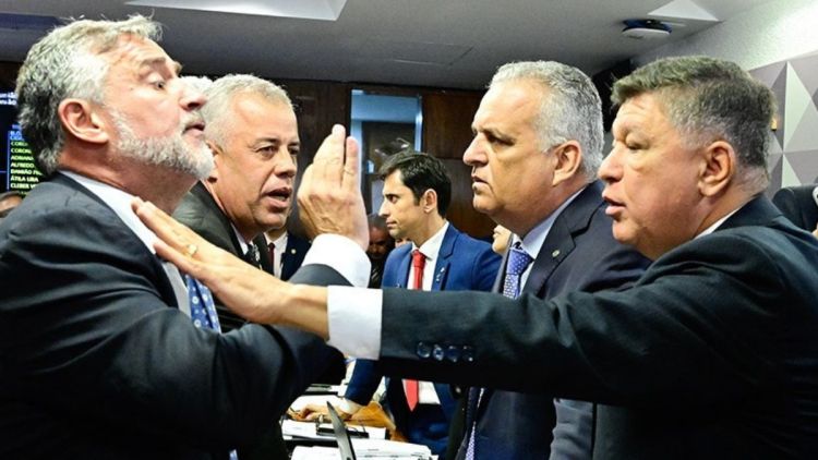 Sob protestos, CPMI aprova quebra de sigilos de Lulinha