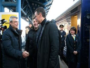 O primeiro-ministro da Espanha, Pedro Sánchez (D), cumprimenta o embaixador ucraniano na Espanha, Serhii Pohoreltsev ao chegar em Kiev