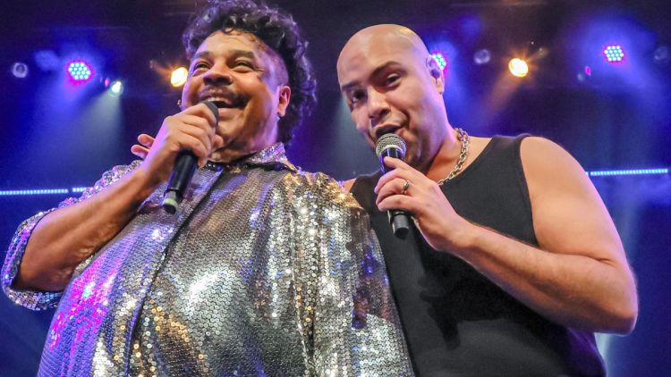 Tiago Abravanel comparece ao musical "Tim Maia - Vale Tudo" e dá palinha