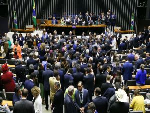 Câmara suspende trechos de decretos de Lula sobre saneamento