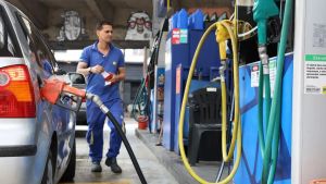 Vendas no comércio recuam 1,5% em abril, impactadas por combustíveis