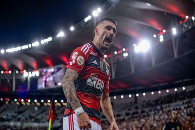 Flamengo vence Bragantino e entra na briga pelo título do Brasileiro; Palmeiras é o líder