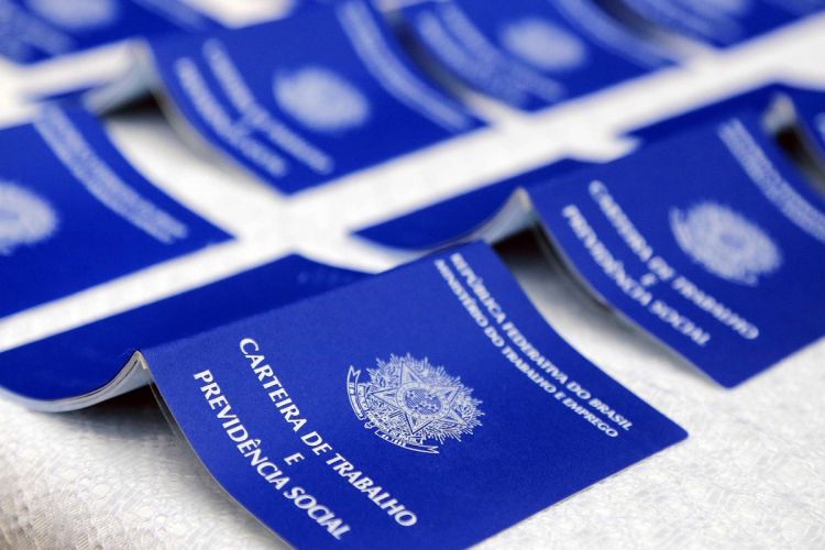 Sete anos após reforma trabalhista, 70% dos informais querem carteira assinada