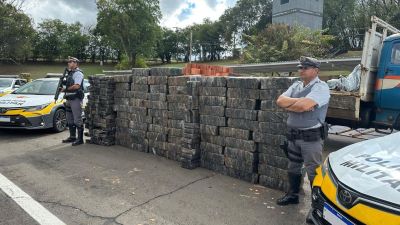 Mais de 2 toneladas de maconha são apreendidas em meio a materiais de construção