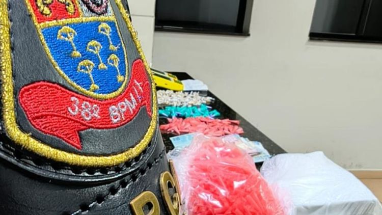 Homem com antecedente por tráfico é detido com drogas e máquinas de cartão