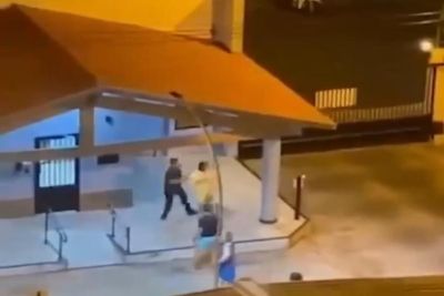 Homem expulsa esposa nua de casa após flagrante de traição