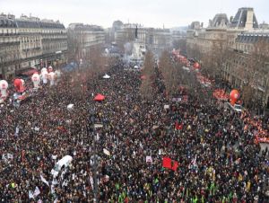 França: mais de um milhão saem às ruas contra reforma da previdência; greve tem forte adesão no país