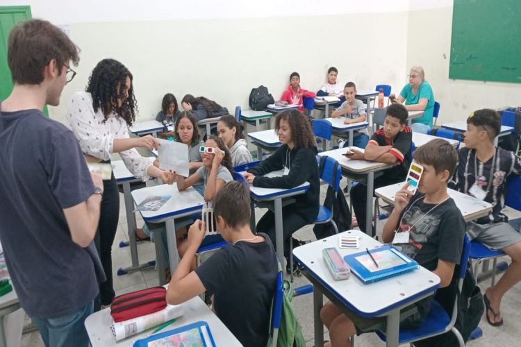 “Alfabetização Científica I” – USP de São Carlos combate o negacionismo científico em escolas públicas da periferia