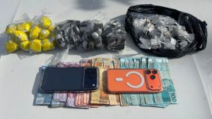 PM intercepta veículo suspeito e apreende drogas avaliadas para esquema de delivery em São Carlos