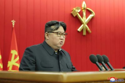 Líder norte-coreano supervisiona teste de mísseis de cruzeiro lançados por submarino