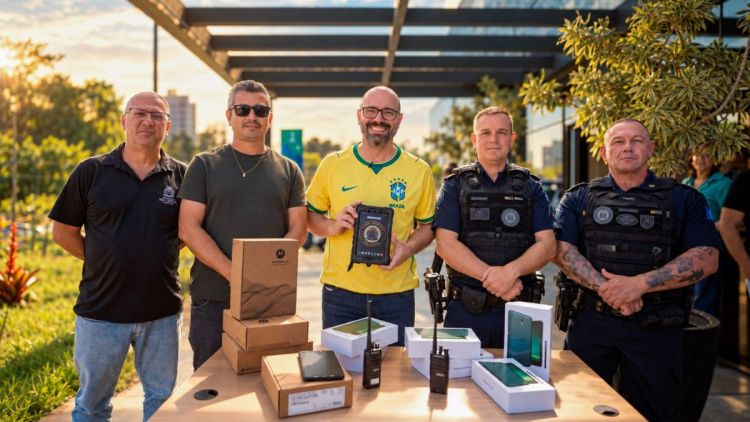 Netto Donato entrega 10 tablets e 10 rádios comunicadores à Guarda Municipal de São Carlos