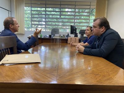 Gustavo Pozzi reúne-se com juiz eleitoral e dirigente de ensino para planejar ações da Frente Parlamentar rumo aos 200 mil eleitores
