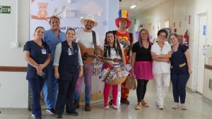 Cantor PH leva música e presentes no Dia das Crianças na Santa Casa