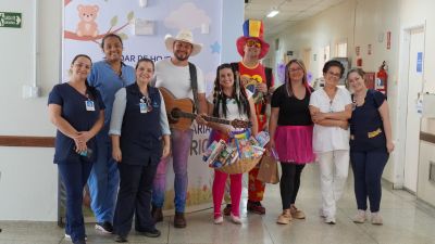 Cantor PH leva música e presentes no Dia das Crianças na Santa Casa