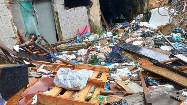 Prefeitura de Ibaté realiza limpeza de área verde e calçadas após descarte irregular de lixo