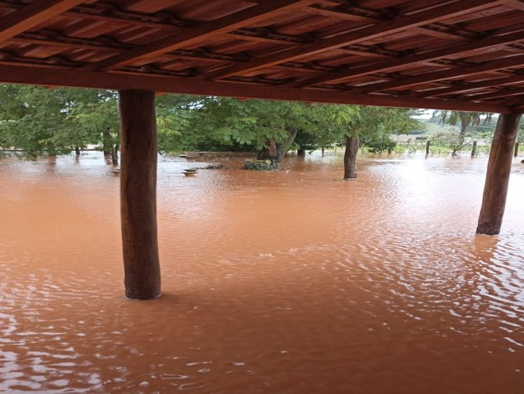Quinta da Felicidade fica debaixo d&#039;água após fortes chuvas, veja vídeo