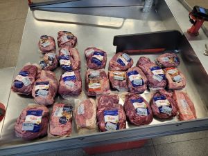 Dupla é presa após furtar várias peças de carne em supermercado
