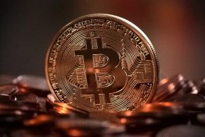 Criptomoedas: bitcoin volta a recuar, em ambiente de expectativa por PCE dos EUA