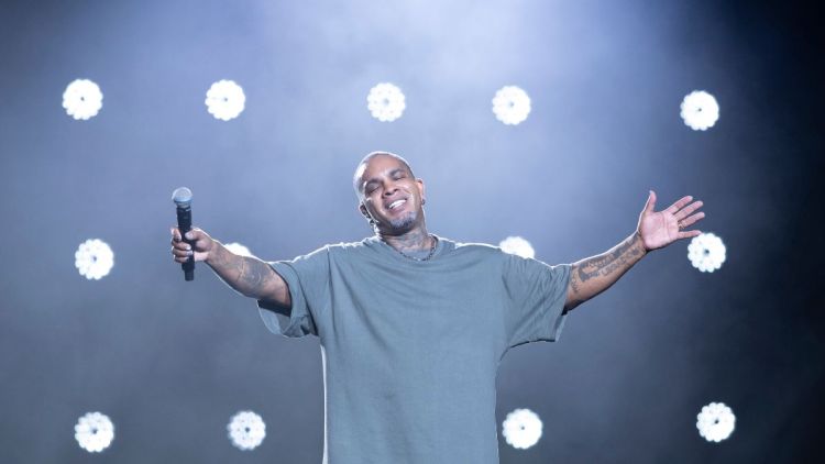 &quot;Fica Comigo&quot;: Rodriguinho apresenta nova versão no projeto Rodriguinho Acústico