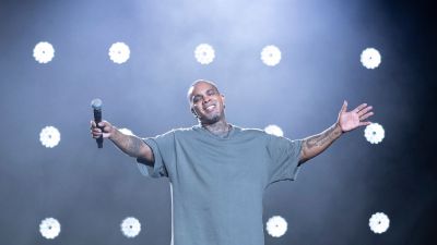 &quot;Fica Comigo&quot;: Rodriguinho apresenta nova versão no projeto Rodriguinho Acústico