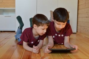 Pesquisa da UFSCar investiga como uso de tela afeta memória de crianças
