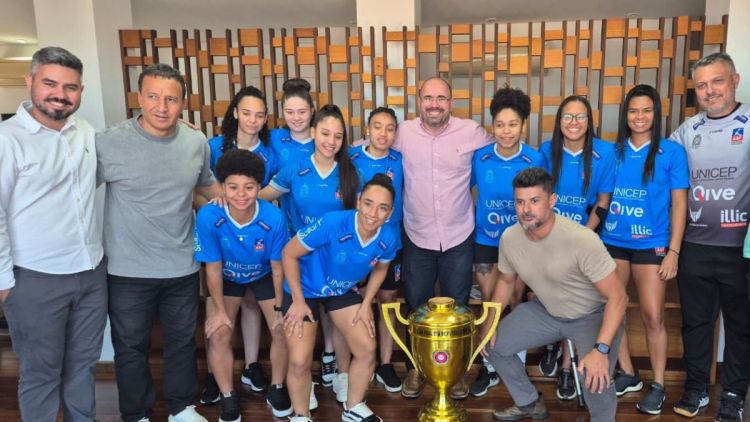 Netto Donato recebe atletas bicampeãs da ASF/UNICEP São Carlos