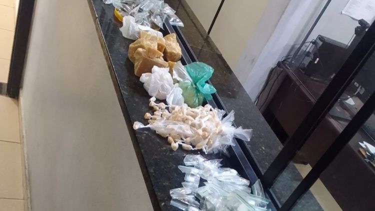 Suspeito foge ao ver viatura e Guarda Municipal encontra drogas enterradas em São Carlos