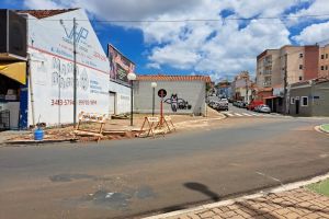 ATENÇÃO MOTORISTAS: Rua na área central de São Carlos será interditada