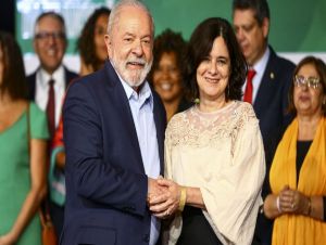 Lula manda recado ao centrão em evento com Nísia e diz que ministra ovacionada não é trocável