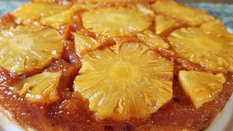 Aprenda a fazer um delicioso bolo de abacaxi caramelado