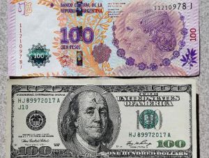 Sem dólares e com pesos que &#039;queimam&#039;, hiperinflação ameaça Argentina