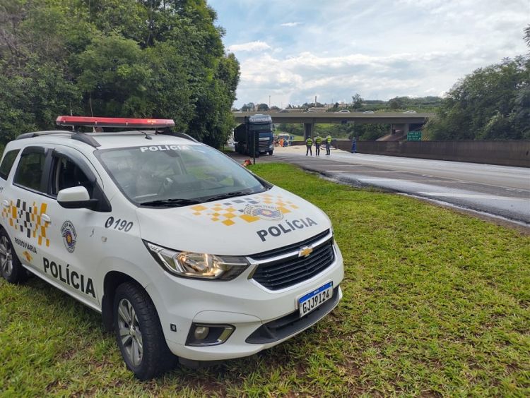 Trânsito fica lento após carga de arroz se espalhar em rodovia