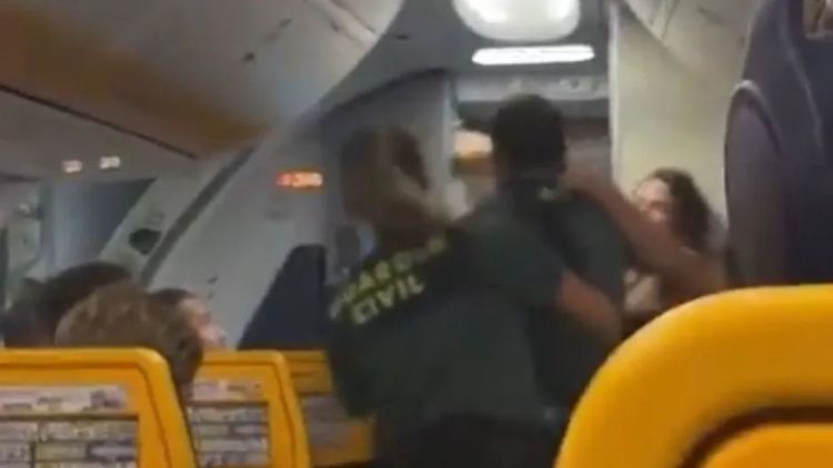 Lutadora de MMA agride agentes da polícial dentro de avião