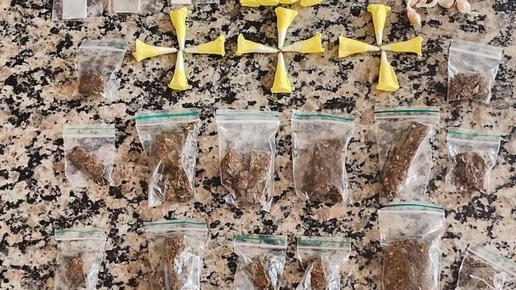 Suspeito foge ao ver viatura e drogas são localizadas em obra no Jardim Cruzado