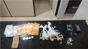 Cão farejador da Guarda Municipal ajuda PM a localizar drogas escondidas em área de mata em São Carlos