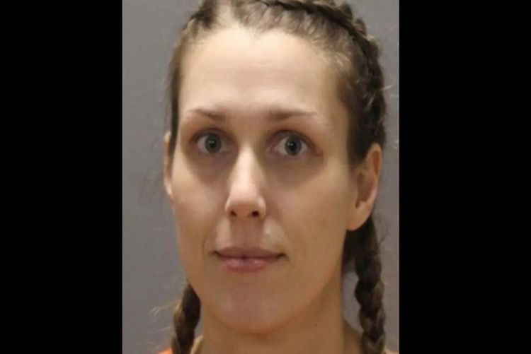 Mulher que matou executivo da Microsoft sorri em foto de detenção
