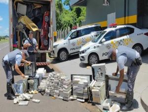 Polícia prende homem após achar 300 tijolos de maconha escondidos sob forro de estofados