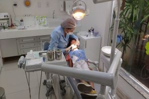 Dentistas da rede municipal são capacitados para o tratamento do dente de leite