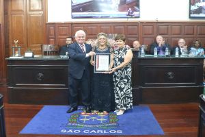 Maria Ogélia de Souza recebeu o troféu Estanislau Kruszynski na Câmara Municipal