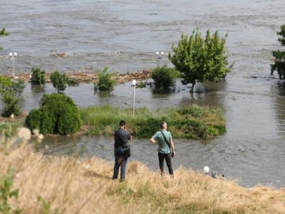 Ucrânia retira moradores de áreas afetadas por destruição parcial de represa
