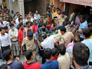 Desabamento de piso em templo na Índia provoca 35 mortes