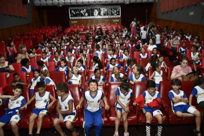 Secretaria de Educação leva 2.700 alunos da educação infantil ao cinema em comemoração ao dia das crianças