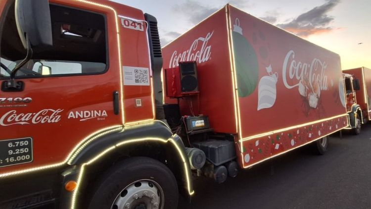 Caravana de Natal da Coca-Cola percorre São Carlos pelo itinerário correto e emociona moradores